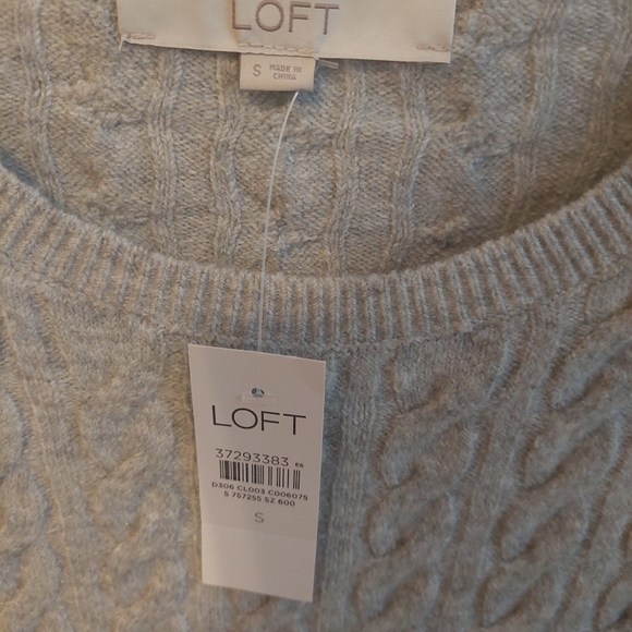 LOFT NWT Women's Light Gray Cable Knit Sweater. - Picture 2 of 6